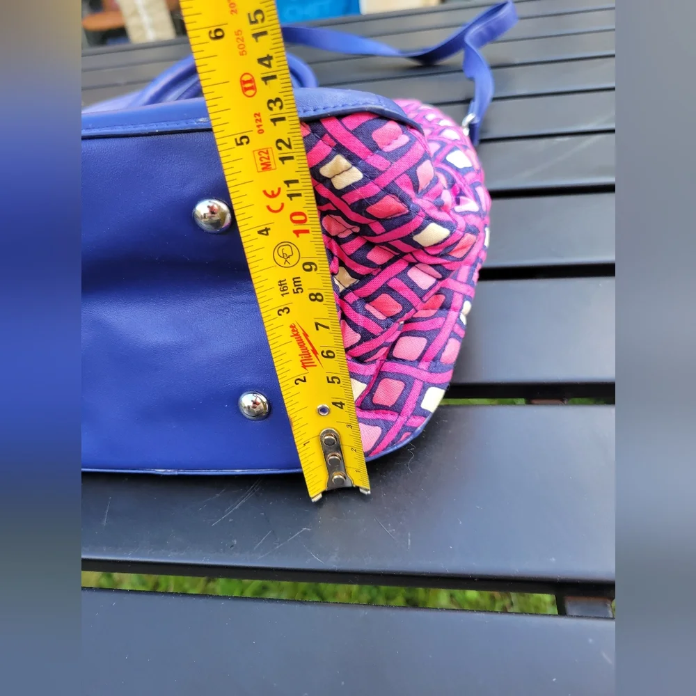 Vera Bradley purse with shoulder strap in excellent condition. - Picture 2 of 9